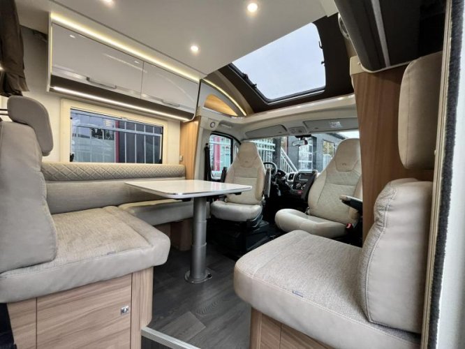 Adria Matrix Plus 670 SL -lengtebedden en hefbed  foto: 1