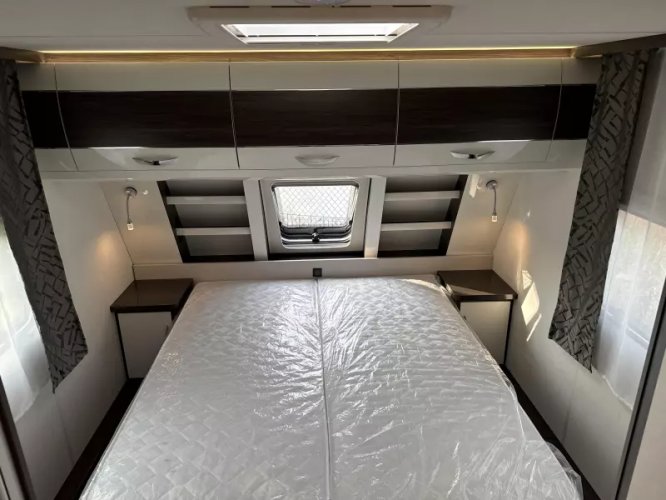 Hobby Prestige 650 UFF Queens bed,ruime Rondzit  foto: 7