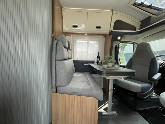 Adria SUNLIVING S60 SP AUTOMAAT BREEDTEBED BUITENDOUCHE BUITENGAS LPG AANSLUITING foto: 5