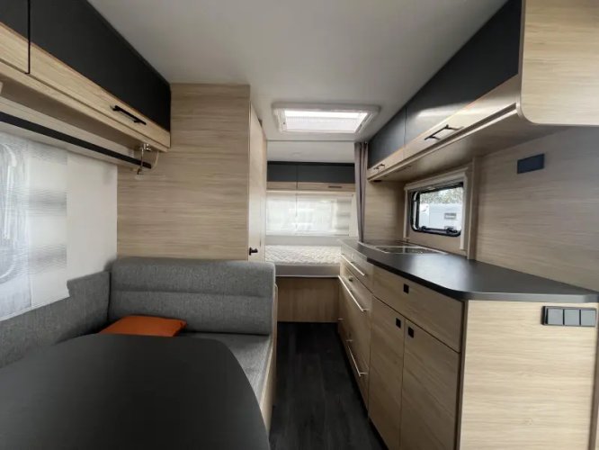 Caravelair Alba Style 430 met mover 