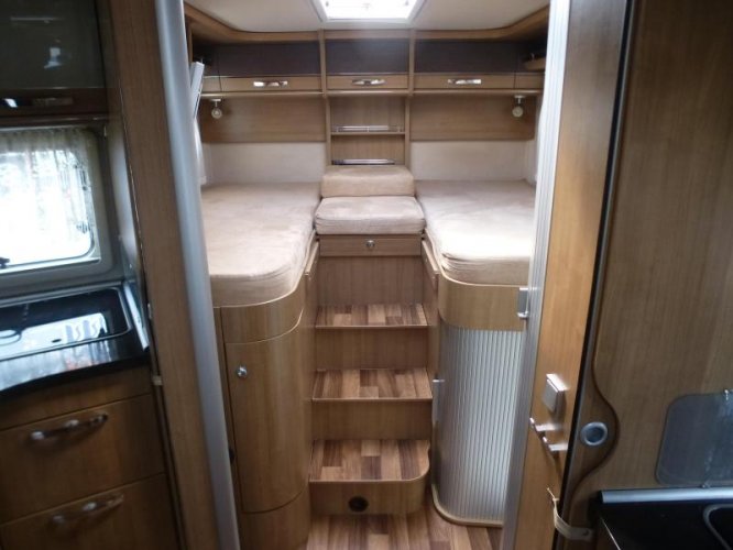 Hymer B678 180 PK enkele bedden  foto: 7