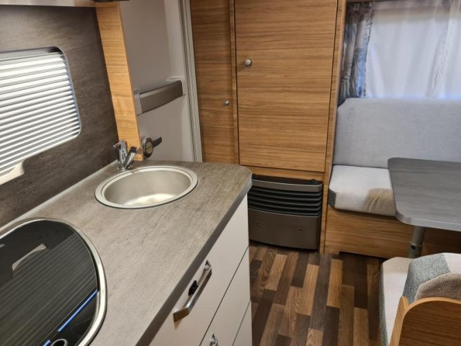 Weinsberg CaraOne 420 QD Dwarsbed en Voortent  foto: 18