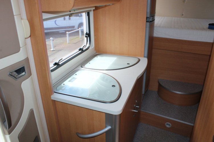 Knaus Sun Ti 700 Meg, Dwarsbed, Garage, Draaibare voorstoelen, Halve dinette, zit bank,. Bj. 2008 Marum (Groningen) foto: 16