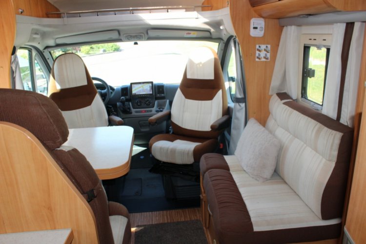 Adria Coral S 670 SLT , Halve-dinette, zijbank ,  2 draaistoelen, enkele-bedden- laag , airco, Bj. 2010 Marum ( Groningen ) foto: 7