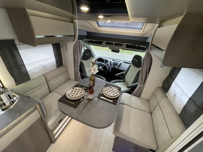 Chausson Titanium 708 AUTOMAAT QUEENSBED+HEFBED LUCHTVERING foto: 1