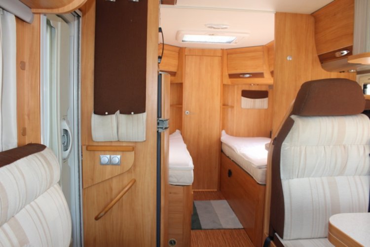 Adria Coral S 670 SLT , Halve-dinette, zijbank ,  2 draaistoelen, enkele-bedden- laag , airco, Bj. 2010 Marum ( Groningen ) foto: 13