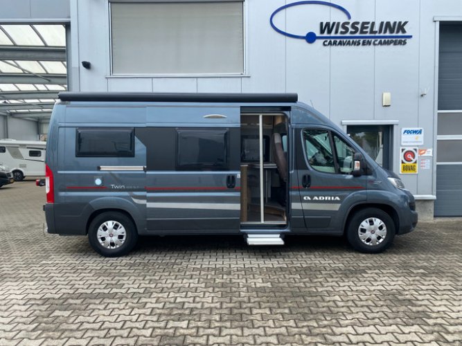 Adria Twin 600 SLT OFF GRID BUSBIKER BEARLOCK ENKELE BEDDEN foto: 23