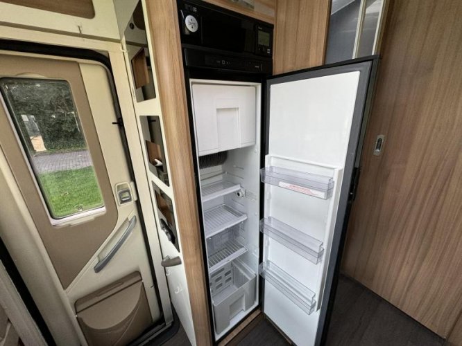 Adria Matrix Plus 670 DC 9-traps automaat  foto: 13