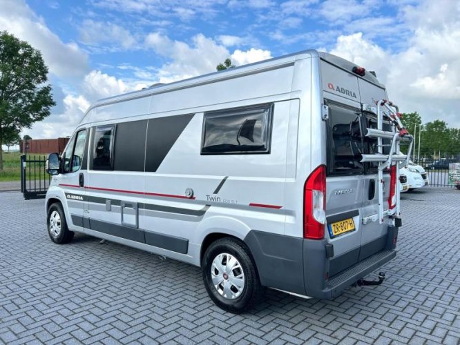 Adria Twin 600 SLT enkele-bedden/automaat/6m 