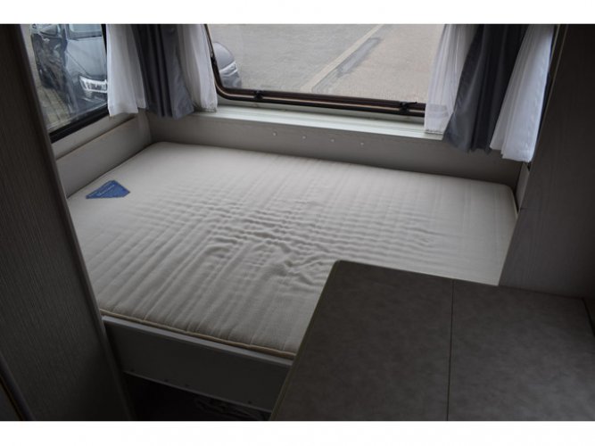 Knaus 8605 Südwind 450 TU | Voortent | Kachel | Vast bed | Accu + stopcontact foto: 5