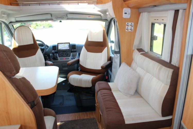 Adria Coral S 670 SLT , Halve-dinette, zijbank ,  2 draaistoelen, enkele-bedden- laag , airco, Bj. 2010 Marum ( Groningen )