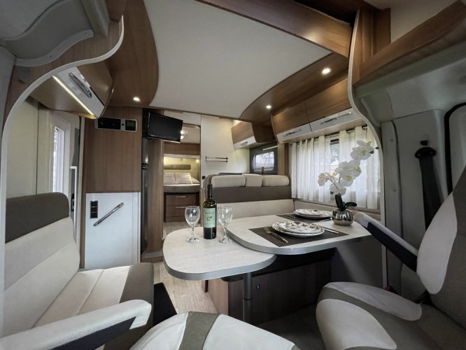 Adria Pilote Essentiel P746 QUEENSBED + HEFBED XXL GARAGE foto: 18