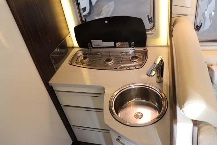 Zeer elegante Bürstner Elegance I 695 G voorzien van Queensbed, separaat toilet douche cabine (71  foto: 30