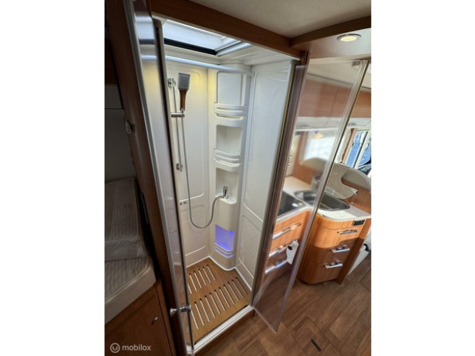 Hymer B678 DL Enkele Bedden Hefbed Zonnepanelen Grote Garage foto: 17