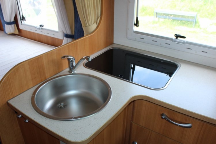 Chausson Welcome 70, 2.3 MultiJ 130 PK, Motor / Dak airco, Half-integraal, Zit groep met 2 draaistoelen, Fransbed, Bj. 2007 Marum (GR) foto: 15