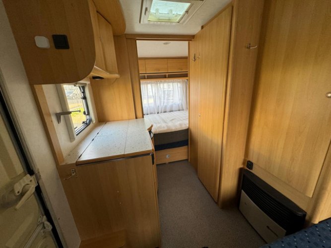 Dethleffs Camper 440 DB, VOORTENT foto: 13