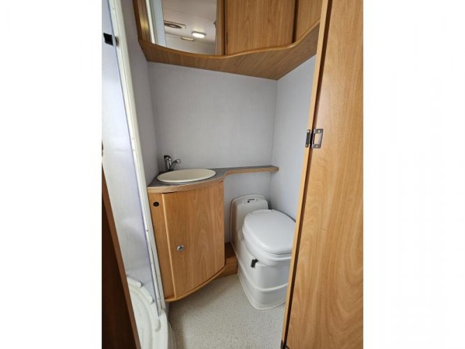 Chausson Welcome 22 6 pers camper 140PK 2005  foto: 7
