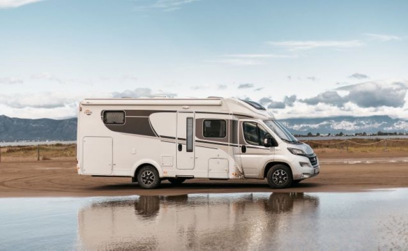 Carado 4 pers. Rent a Carado motorhome in Panningen? From € 125 pd - Goboony photo: 0