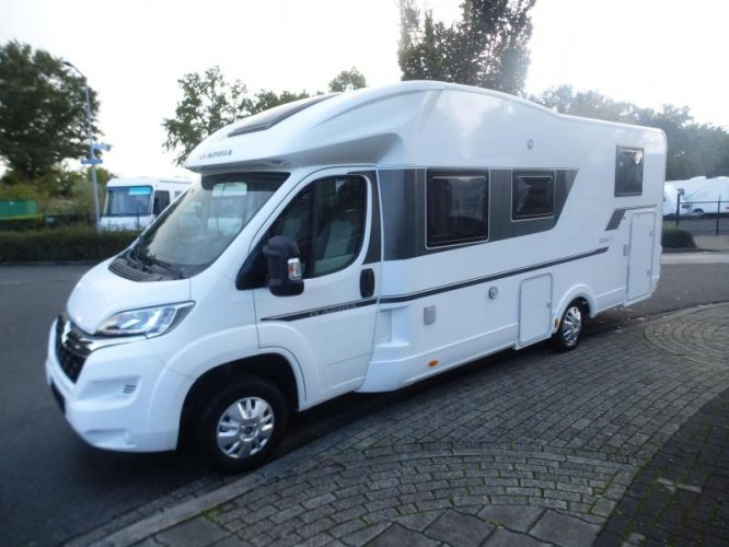 Adria Coral Axess 670 SC Queens bed zeer ruim 