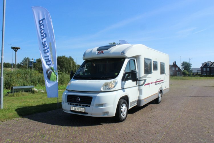 Adria Coral S 670 SLT , Halve-dinette, zijbank ,  2 draaistoelen, enkele-bedden- laag , airco, Bj. 2010 Marum ( Groningen ) hoofdfoto: 1