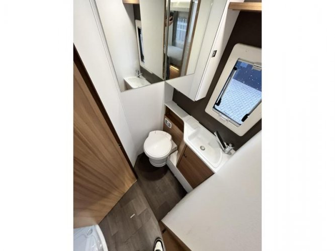 Adria Matrix Plus 670 SL -lengtebedden en hefbed 