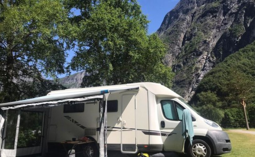 McLouis 2 pers. Vous souhaitez louer un camping-car McLouis à Kloetinge ? A partir de 75 € par jour - Goboony photo : 0
