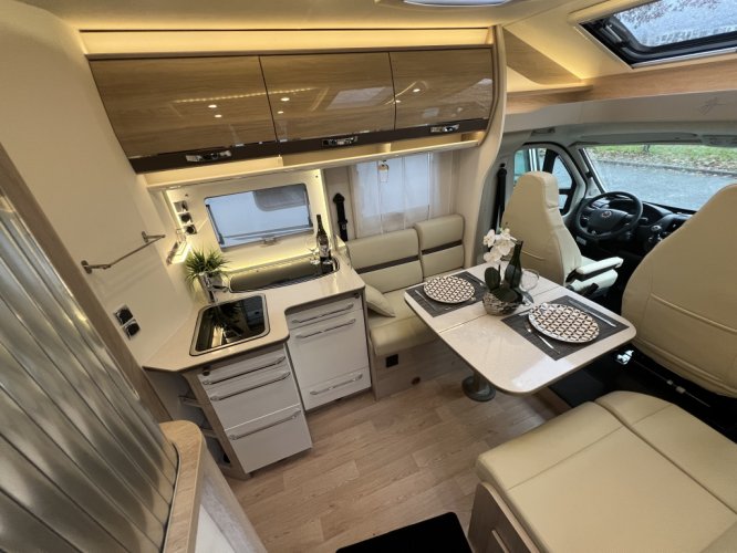 Rapido 696F Premium Edition F QUEENSBED+HEFBED LUCHTVERING  foto: 19