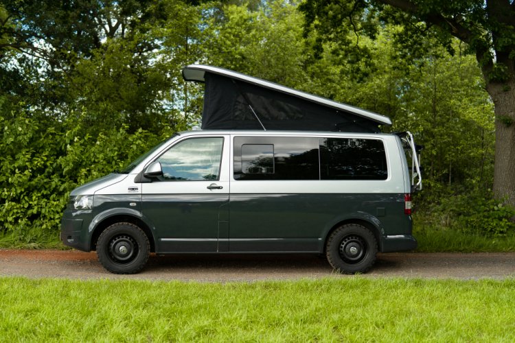 barrière Skalk Teleurstelling Volkswagen Transporter T5 BusCamper | VANcreators Camper 4P te koop op  Campers.nl