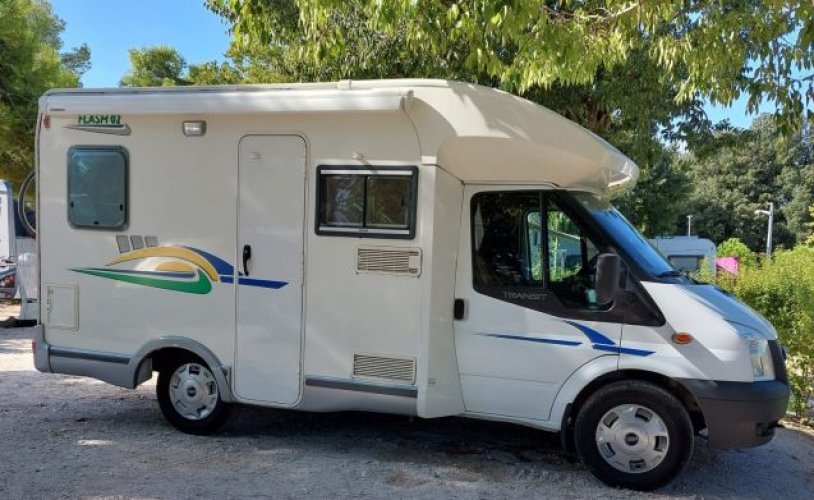 Chausson 3 pers. Louer un camping-car Chausson à Someren ? À partir de 90 € pj - Goboony photo : 0
