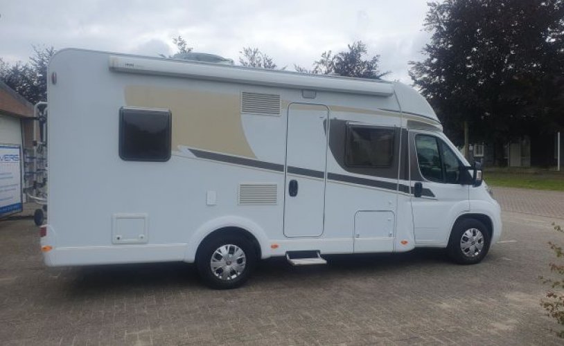 Carado 4 pers. Carado camper huren in Reusel? Vanaf € 109 p.d. - Goboony foto: 1