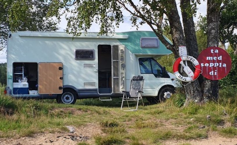 Chausson 6 pers. Louer un camping-car Chausson à Prinsenbeek ? A partir de 75 € p.j. - Photo Goboony : 1