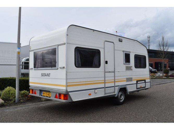 Knaus 8605 Südwind 450 TU | Voortent | Kachel | Vast bed | Accu + stopcontact foto: 16