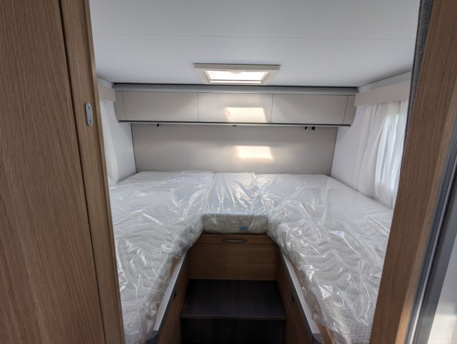 Adria Matrix Axess 650 SL enkele bedden lengtebedden foto: 19