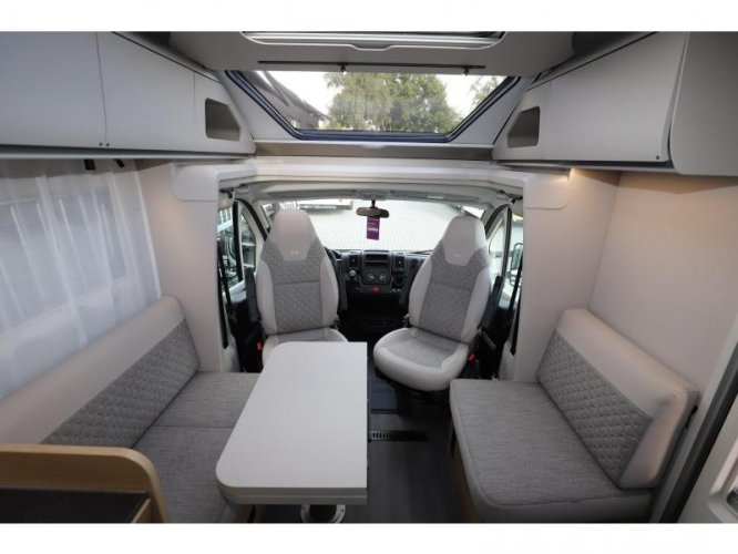 Adria Coral Axess 650 DC met Queensbed  foto: 1