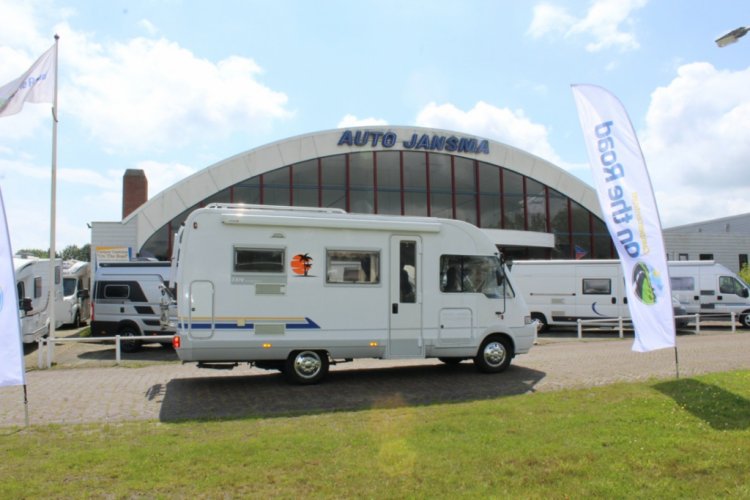 Bürstner i 572 integraal 122 pk, 4 pers dinette, hefbed, nette camper voor zijn leeftijd, Bj. 2002 Marum Groningen hoofdfoto: 1