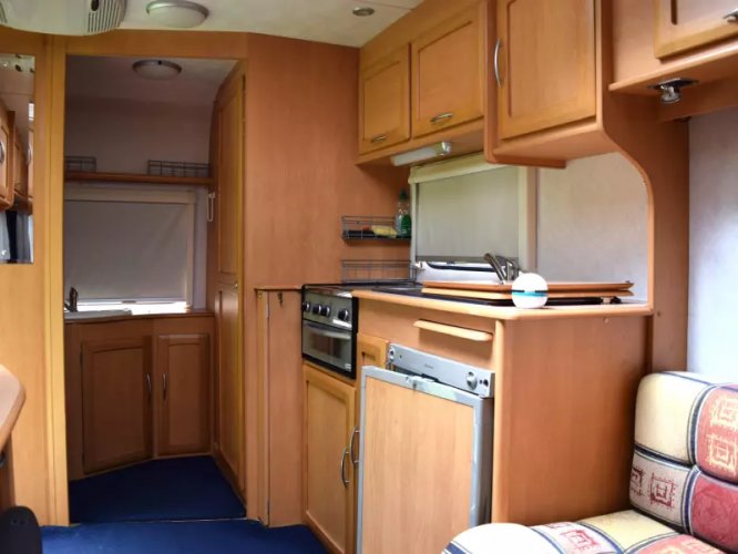 Elddis Force 450 2 met mover en airco  foto: 9