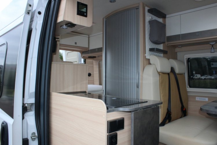 Bürstner City Car C 540 Buscamper, Dwars-bed, Draaistoelen, Halve dinette, Motor-airco, etc. Marum Groningen foto: 8