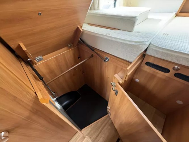 Hymer Exsis-I 588 autom lengtebedden  foto: 14