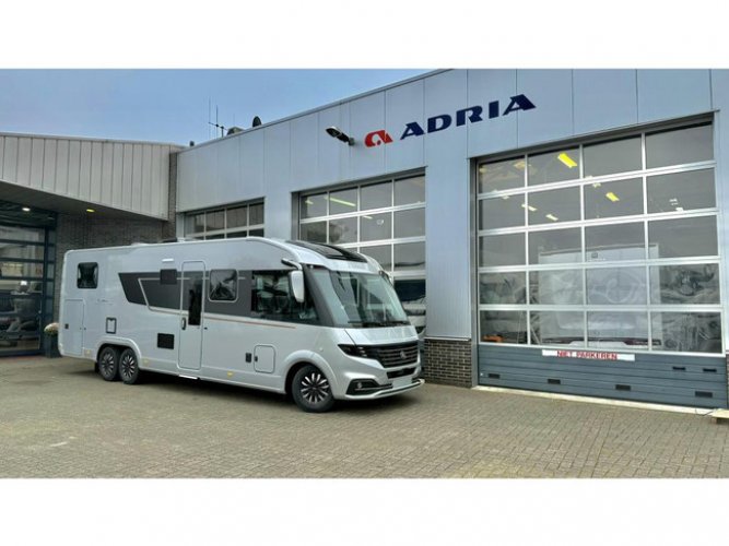 Adria Super Sonic 890 LL op Mercedes-Benz