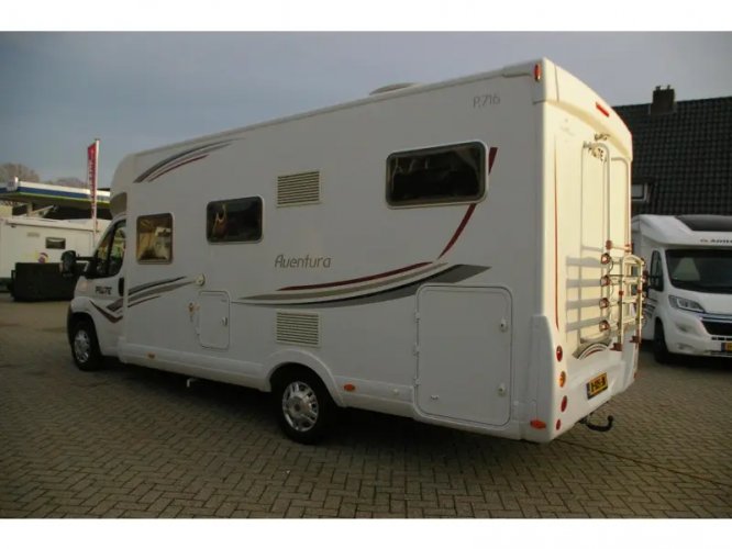 Pilote Aventura P 716 XLP Dwarsbed, Hefbed, garage 