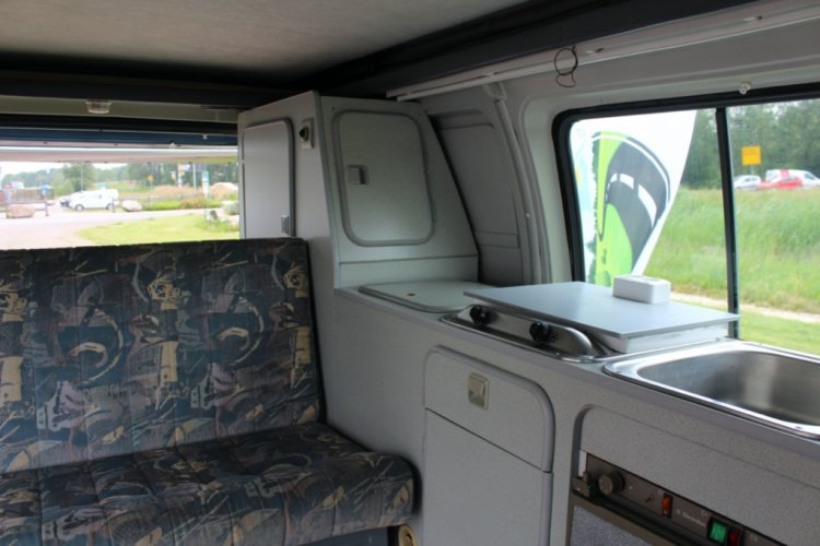 Ford Transit, Compact bus-camper met Hefdak, op diverse plekken bijgewerkt. Alleen geschikt voor iemand die er zelf iets aan kan doen. Marum