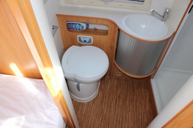 Adria Coral S 670 SLT , Halve-dinette, zijbank ,  2 draaistoelen, enkele-bedden- laag , airco, Bj. 2010 Marum ( Groningen ) foto: 36