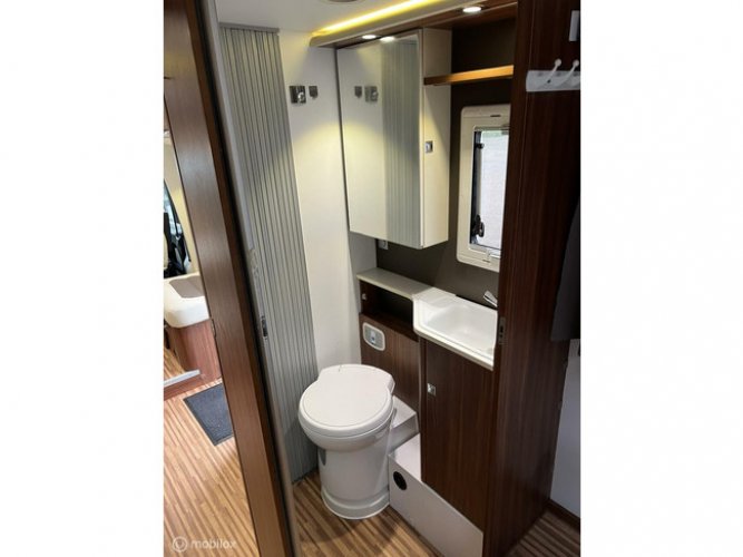 Adria Coral S 690SC Queensbed foto: 19