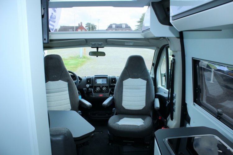 Adria 640 SLB Twin Supreme, 2.3 MultiJ. 140 PK, Maxi chassis, Motor/ Dak-airco, Enkele-bedden, Trekhaak, Metallic kleur, Bj. 2021 Buscamper Marum Groningen foto: 6