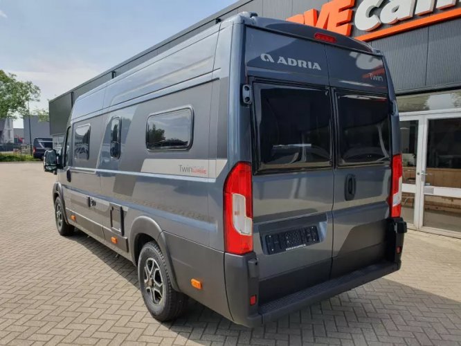 Adria Twin Supreme 640 SLB Busbiker + Luchtvering  foto: 12