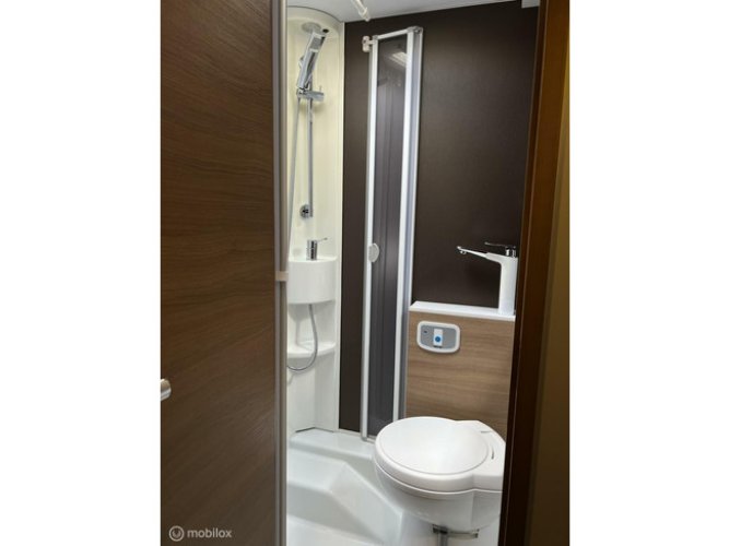 Adria COMPACT SL /Automaat/Lengte Bedden/E&PLevelsysteem/150PK foto: 18