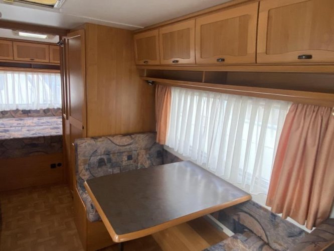 Hymer Eriba Nova 650 HTD Rondzit M dinette vastbed  foto: 16