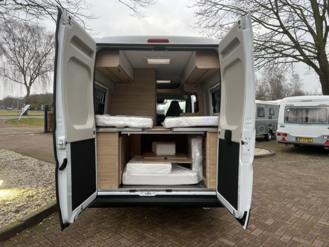 Roadcar R 640 LENGTE BEDDEN NIEUW 