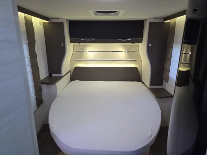 Chausson 718 XLB Queensbed Hefbed Luifel  foto: 17