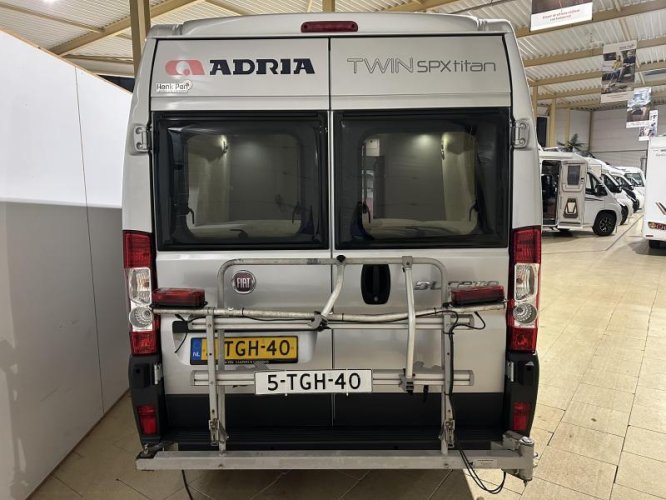 Adria Twin Titanium 640 SPX fietsendrager / dwarsbed 